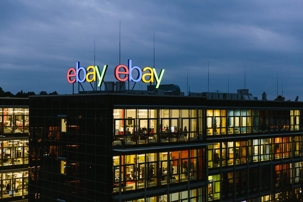 Vendre sur eBay Logo eBay sur le siège d'eBay en Allemagne