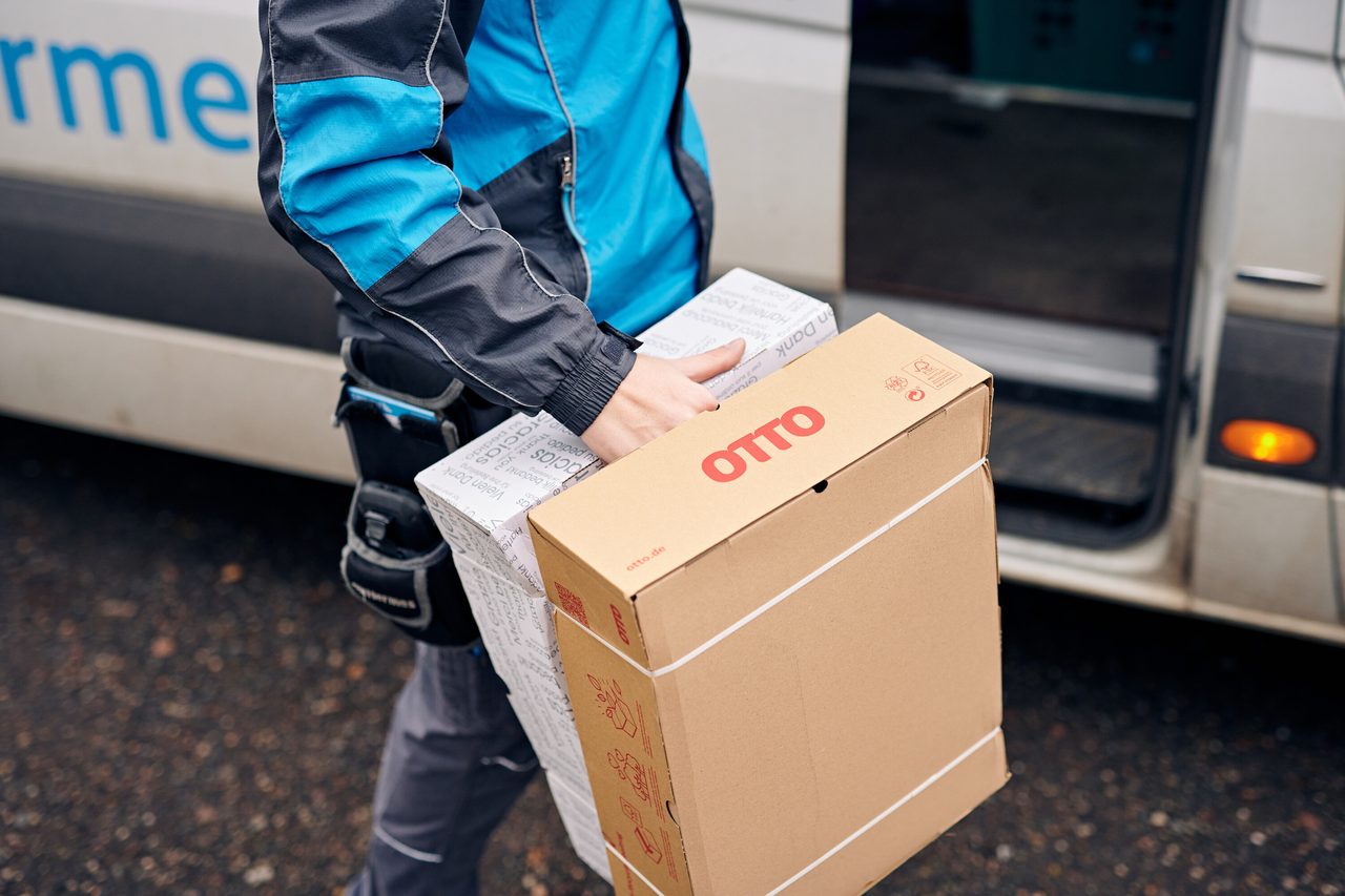 Livreur portant un colis OTTO
